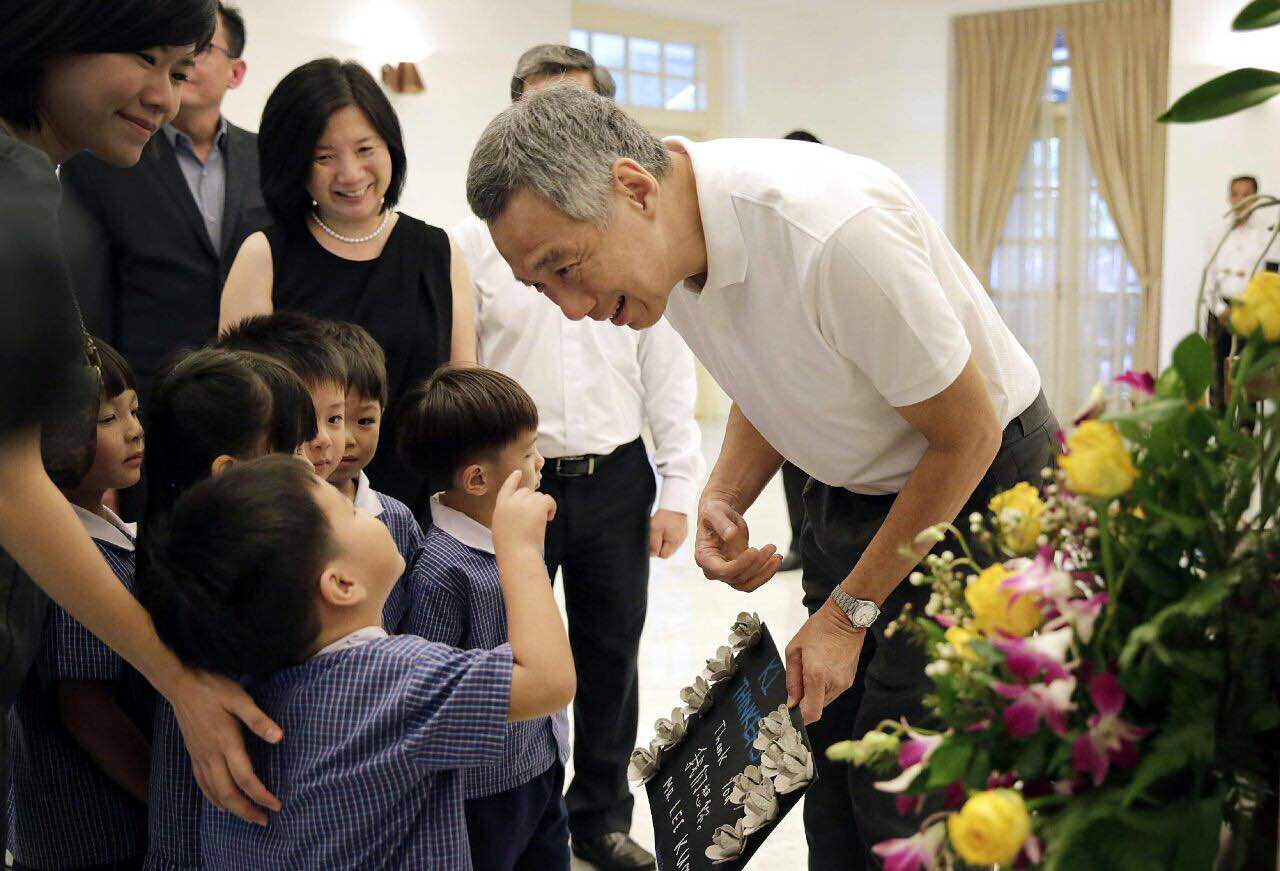 Student from EtonHouse speaking with Mr. Lee Hsien Loong