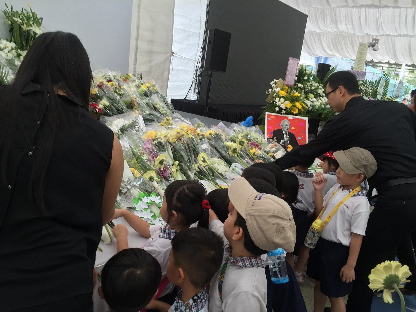 EtonHouse children paying tribute to Mr. Lee Kuan Yew