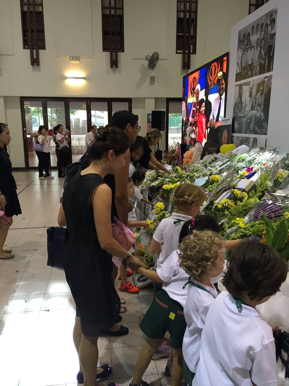 EtonHouse Parents and children paying respects Mr. Lee Kuan Yew