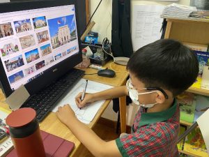 Student using images online as a drawing reference