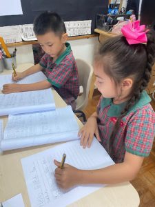Students learning better writing through copying a model essay